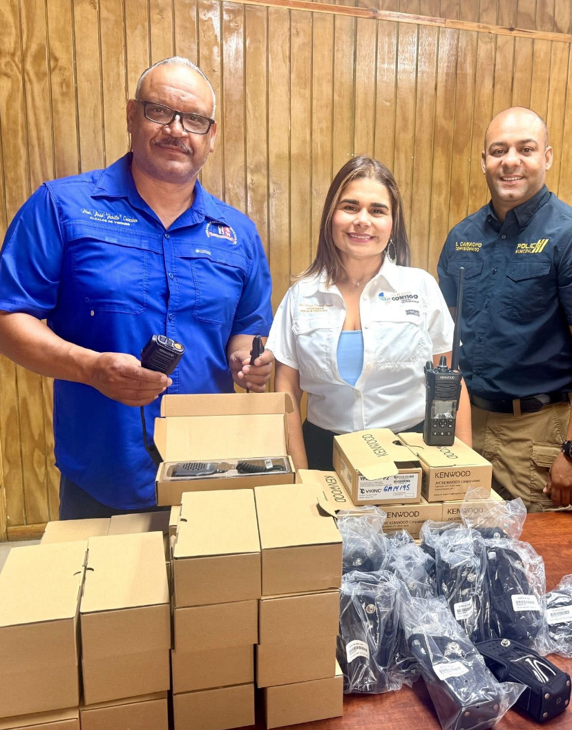 Imagen de Senadora entrega modernos equipos de radiocomunicación valorados en $30,000 a la policía municipal de Vieques 